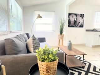 Modern Miami Family Cottage Beach 15 min - 0