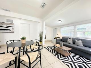 Modern Miami Family Cottage Beach 15 min - 1