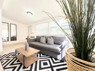 Modern Miami Family Cottage Beach 15 min - 2