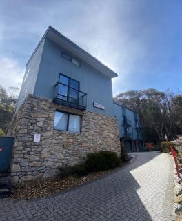 Warm Thredbo Chalet with Garage & Easy Ski Access - 2