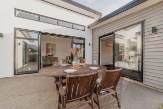 Zenith Escapes Your Quintessential 4BR Haven - Christchurch - 6