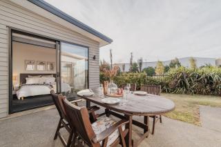 Zenith Escapes Your Quintessential 4BR Haven - Christchurch - 0