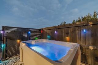 Zenith Escapes Your Quintessential 4BR Haven - Christchurch - 0