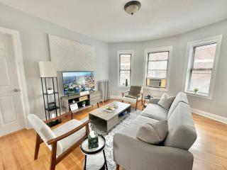 Cozy Retreat, Prime Location Near Loyola & Beach! - Chicago - 4