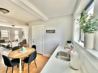 Cozy Retreat, Prime Location Near Loyola & Beach! - Chicago - 7