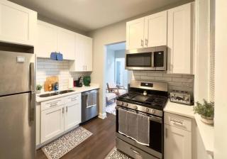Modern 2BR, Ideal Location Near Local Spots - Chicago - 3