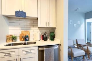 Modern 2BR, Ideal Location Near Local Spots - Chicago - 4