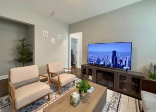 Modern 2BR, Ideal Location Near Local Spots - Chicago - 5