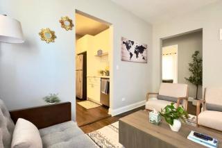 Modern 2BR, Ideal Location Near Local Spots - Chicago - 8