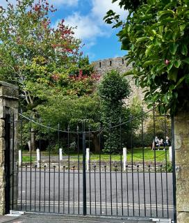 Bell Cottage by Ludlow Castle with onsite parking - 8
