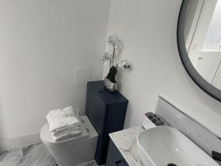 Modern-luxury 1bedroom-EnsuiteBathroom-Garden-Wifi - Basildon - 6
