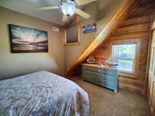 Bear Foot Lodge - Amazing Views! Arcade, Hot Tub, Family Fun Cabin! - Garden City - 6