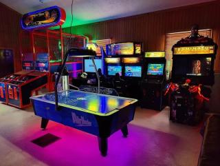 Bear Foot Lodge - Amazing Views! Arcade, Hot Tub, Family Fun Cabin! - Garden City - 1