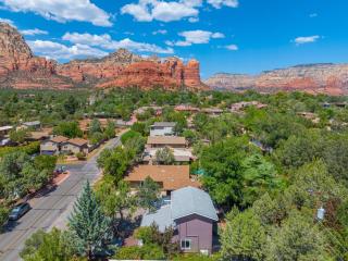 Amethyst Retreat. Back Yard with Hot Tub & Views! - 9