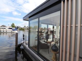 Houseboat in Lemmer with Harbor Views - 0