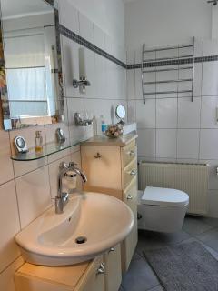 Klamar Ferienwohnung Monteur Wohnzimmer Esszimmer 1 Schlafzimmer Küche Diele Bad in Erftstadt Niederberg - 5