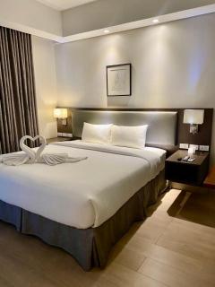 Luxe Suite Stays at Bonifacio Civic Center Tower - Manila - 9