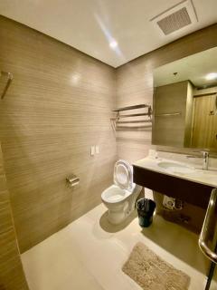 Luxe Suite Stays at Bonifacio Civic Center Tower - Manila - 3