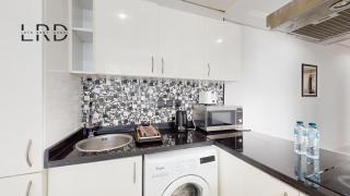 Modern & Spacious 2BR Apartment - Dubai - 7
