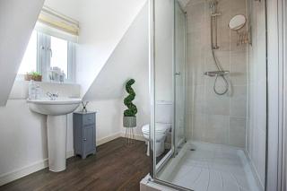 Stylish House with Smart TVs and Netflix, Fast Wifi, Free Parking and Garden by Yoko Property - 5