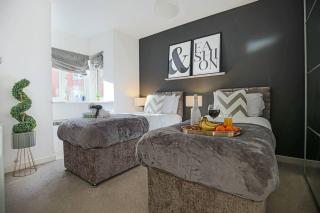 Stylish House with Smart TVs and Netflix, Fast Wifi, Free Parking and Garden by Yoko Property - 4