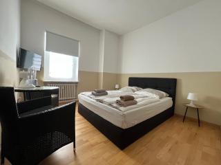 Doppelzimmer mit Bad-TV- 9 - Meine - 8