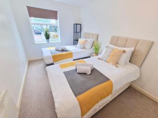 Large 2 bedroom 2 bathroom apartment in Old Town Stevenage By White Orchid Property Relocation - Stevenage - 8