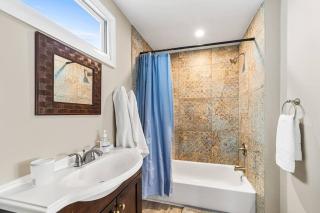 Charming 4-bed 2- Bath Home Close Proximity to Princeton Area and Sesame Place - 3