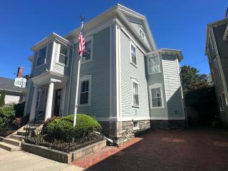 Charming Victorian Home Downtown Newport - 8