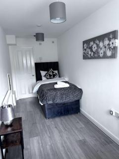 Luxury Home in Luton - Near L&D Hospital - FREE Netflix & Wifi- FREE Parking - Lewsey - 4