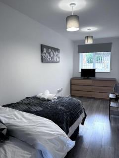 Luxury Home in Luton - Near L&D Hospital - FREE Netflix & Wifi- FREE Parking - 3