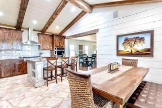 FarmHaus with Hot tub, Fire Pit & Vineyard Views - Fredericksburg - 1