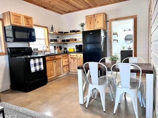 Little Haus on the Farm with a Hot Tub - Fredericksburg - 4