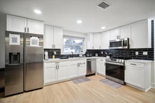 3Bd 2Ba House with Parking Laundry and Large Patio - Largo - 2