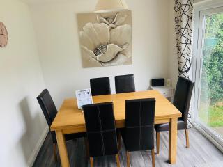 Home from Home, 3-Bed House with private parking, WiFi, sleeps up to 7 guests - Lighthorne - 2