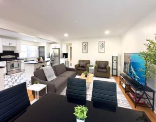 Spacious Family Home, 8bd Gem In A Prime Location! - Lincolnwood - 0