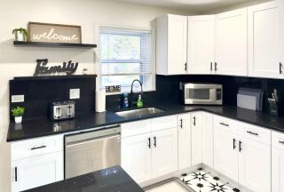 Spacious Family Home, 8bd Gem In A Prime Location! - Lincolnwood - 3