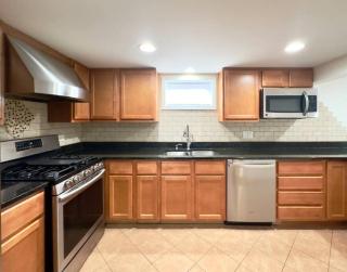 Spacious Family Home, 8bd Gem In A Prime Location! - Lincolnwood - 6