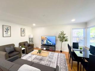 Spacious Family Home, 8bd Gem In A Prime Location! - Lincolnwood - 1
