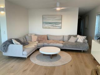 Alex Beachfront Views - Alexandra Headland - 3