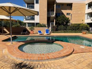 Alex Beachfront Views - Alexandra Headland - 1