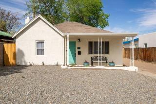 House with Great Beds, Full Kitchen, Fenced Yard - Albuquerque - 0
