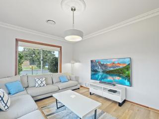 4-Bed Beach House with Garden & Alfresco Dining - Tomakin - 4
