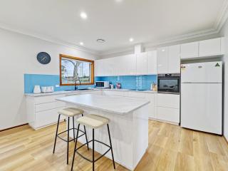 4-Bed Beach House with Garden & Alfresco Dining - Tomakin - 9
