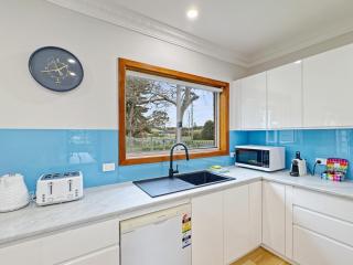 4-Bed Beach House with Garden & Alfresco Dining - Tomakin - 3