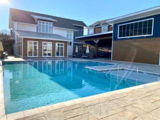 Chic Townhome with Pool and Fitness Center - Clemson - 2