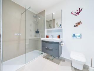 New Years Stylish Weybridge Base with Parking - Pass the Keys - 8