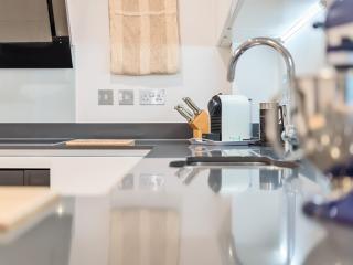 New Years Stylish Weybridge Base with Parking - Pass the Keys - 1