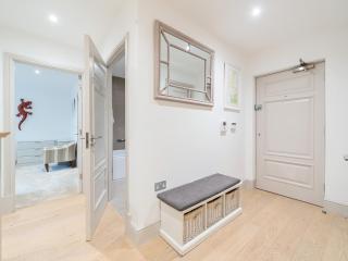 New Years Stylish Weybridge Base with Parking - Pass the Keys - 2