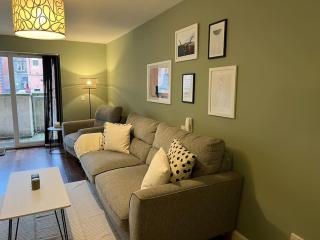 Stylish, Modern Home in Central Dundee Sleeps 4 - 8